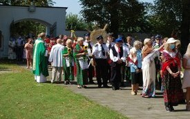 Ksiądz święci wieńce dożynkowe