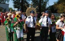 Ochotnicza Straż Pożarna z Julianowa z wieńcem dożynkowym