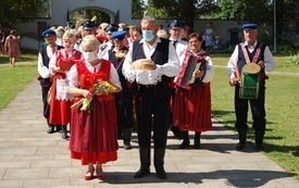 Starości dożynkowi na czele korowodu