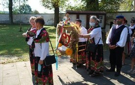 Koło Gospodyń Wiejskich z Czekarzewic z wieńcem dożynkowym