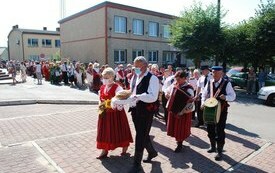 Przemarsz korowodu dożynkowego do kościoła pod wezwaniem Świętej Tr&oacute;jcy w Tarłowie