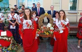 Koło Gospodyń Wiejskich z Ciszycy Dolnej wraz z W&oacute;jtem oraz Przewodniczącym Rady Gminy Tarł&oacute;w prezentuje wieniec dożynkowy