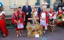 Koło Gospodyń Wiejskich z Dorotki wraz z W&oacute;jtem oraz Przewodniczącym Rady Gminy Tarł&oacute;w prezentuje wieniec dożynkowy