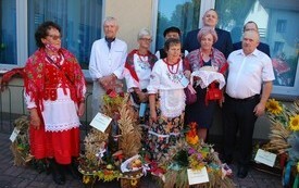 Sołectwo Tomasz&oacute;w i Herman&oacute;w wraz z W&oacute;jtem oraz Przewodniczącym Rady Gminy Tarł&oacute;w prezentuje wieniec dożynkowy