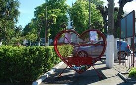Nowo postawione metalowe serca na nakrętki usytuowane przed Urzędem Gminy w Tarłowie.