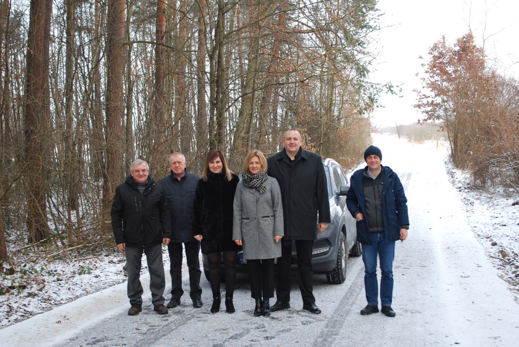 Odbiór drogi Hermanów - Wygon, na zdjęciu Wójt Gminy wraz z pracownikami i wykonawcą drogi.