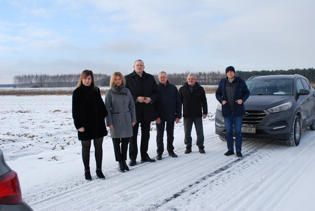 Odbiór drogi Jadwigów - Tadeuszów, na zdjęciu Wójt Gminy wraz z pracownikami i wykonawcą drogi.