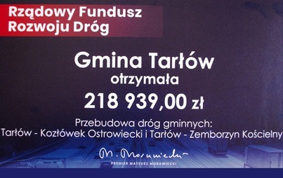 Zdjęcie do Przekazanie symbolicznego czeku na przebudowę dr&oacute;g